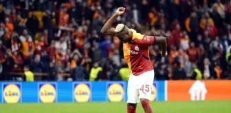 Victor Osimhen, Galatasaray Taraftarlarıyla 3'lü Çekti