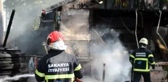 Akyazı'da Mesire Alanındaki Ahşap Tesis Yangını Kontrol Altına Alındı