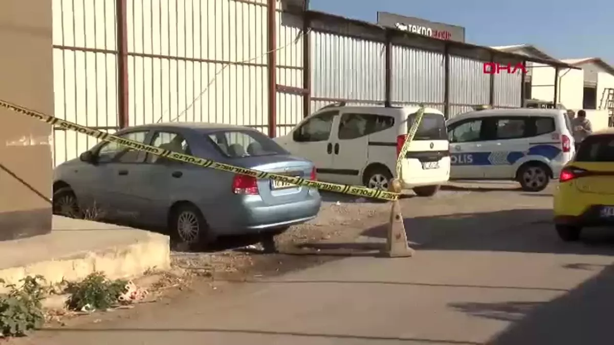 Antalya'da Yarı Çıplak Erkek Cesedi Bulundu