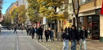 Eskişehir'de Güneşli Havada Kalabalıklar Sokaklarda