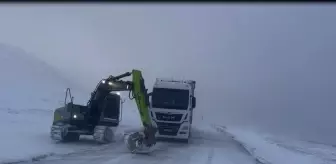 Bayburt'ta Kar Nedeniyle Yolda Kalan TIR Kurtarıldı