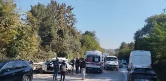 Sapanca'da Otomobil ve Hafif Ticari Araç Çarpıştı: 2 Yaralı