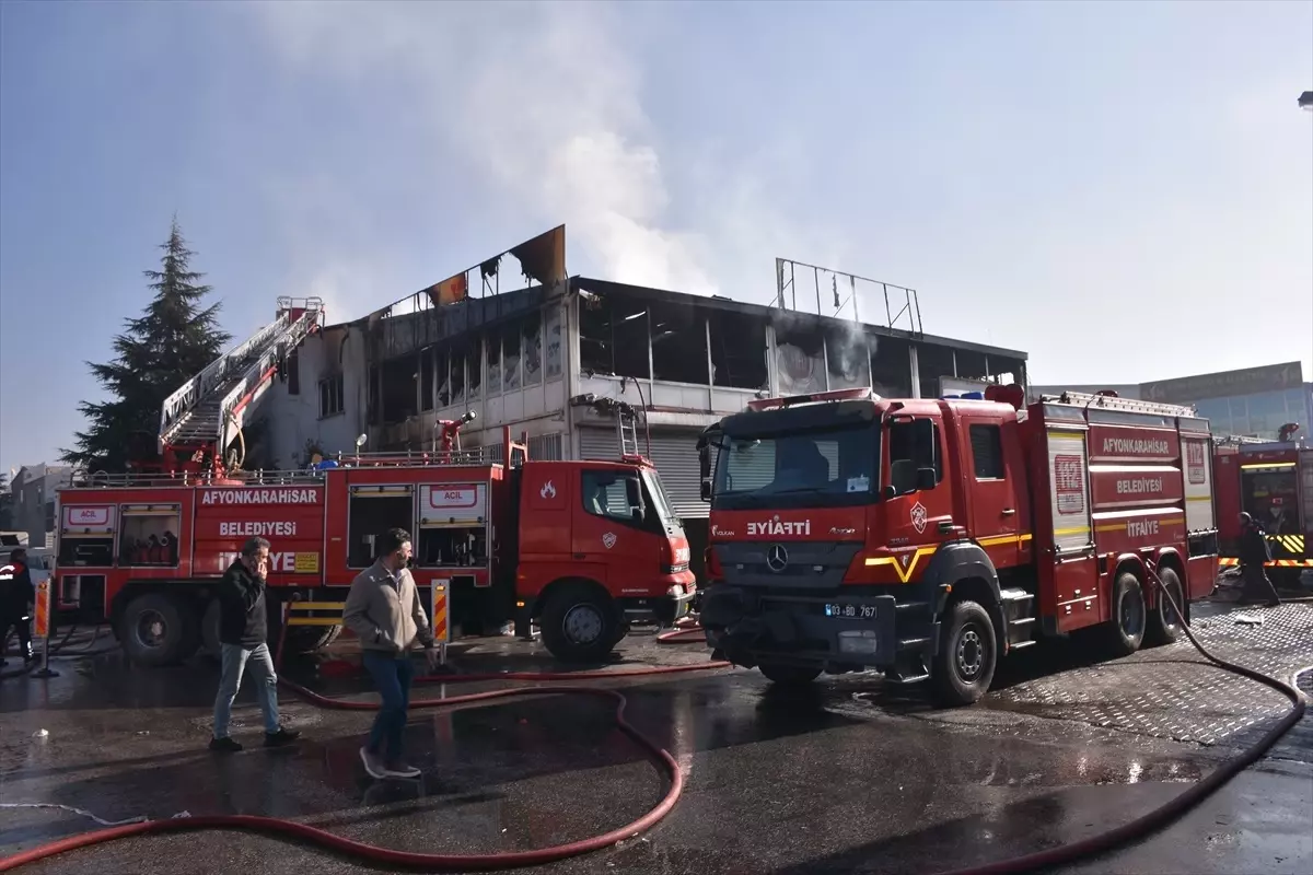 Afyonkarahisar'da Yedek Parça Dükkanında Yangın Çıktı