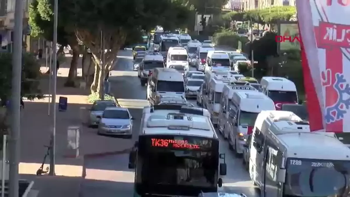Antalya'da C Plaka Kararı Sonrası Servisçiler Konvoy Düzenledi