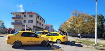 Karabük'te İki Ayrı Trafik Kazası Güvenlik Kameralarına Yansıdı