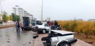 Antalya'da Direğe Çarpan Fiat Tofaş İkiye Bölündü