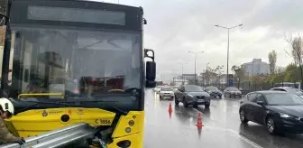 Kadıköy'de İETT Otobüsü Bariyerlere Çarptı; Yaralı Yok