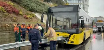 Kadıköy'de İETT Otobüsü Bariyerlere Saplandı