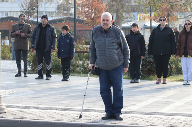 Tüm Türkiye'de saat 9'u 5 geçe hayat durdu