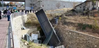 Uşak'ta Park Halindeki Tır Dereye Düştü!