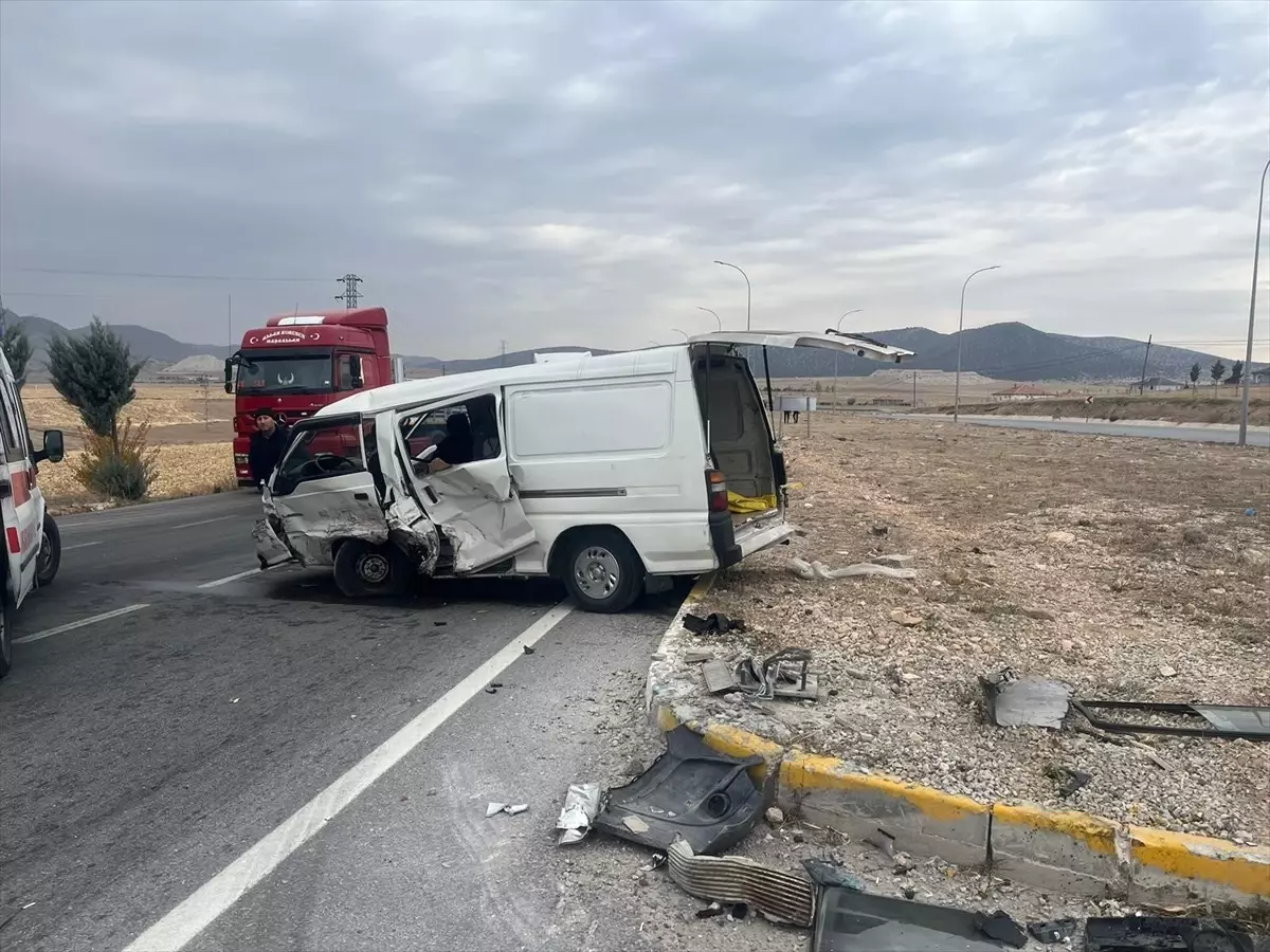 Emirdağ'da Kamyonet ile Hafif Ticari Araç Çarpıştı: 6 Yaralı