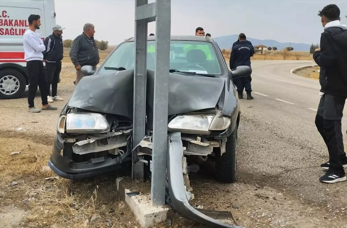 Konya'da Elektrik Direğine Çarpan Otomobilde 4 Yaralı