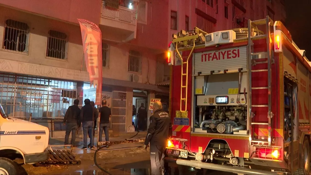 Antalya'da Apartman Dairesinde Yangın Çıktı