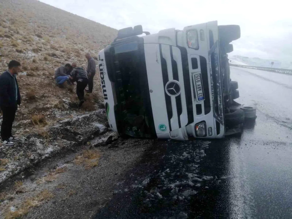 Başkale'de Tır Devrildi: 1 Yaralı