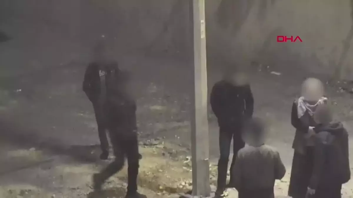 Yaşlı Kadın Protestocuları Uyararak Uzaklaştırdı