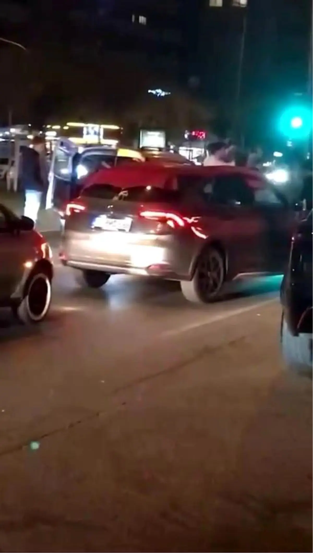 Bursa'da Asker Eğlencesi Trafiği Kilitledi