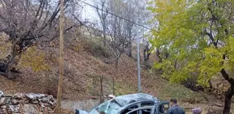 Hizan'da Hafif Ticari Araç Şarampole Devrildi: 5 Yaralı