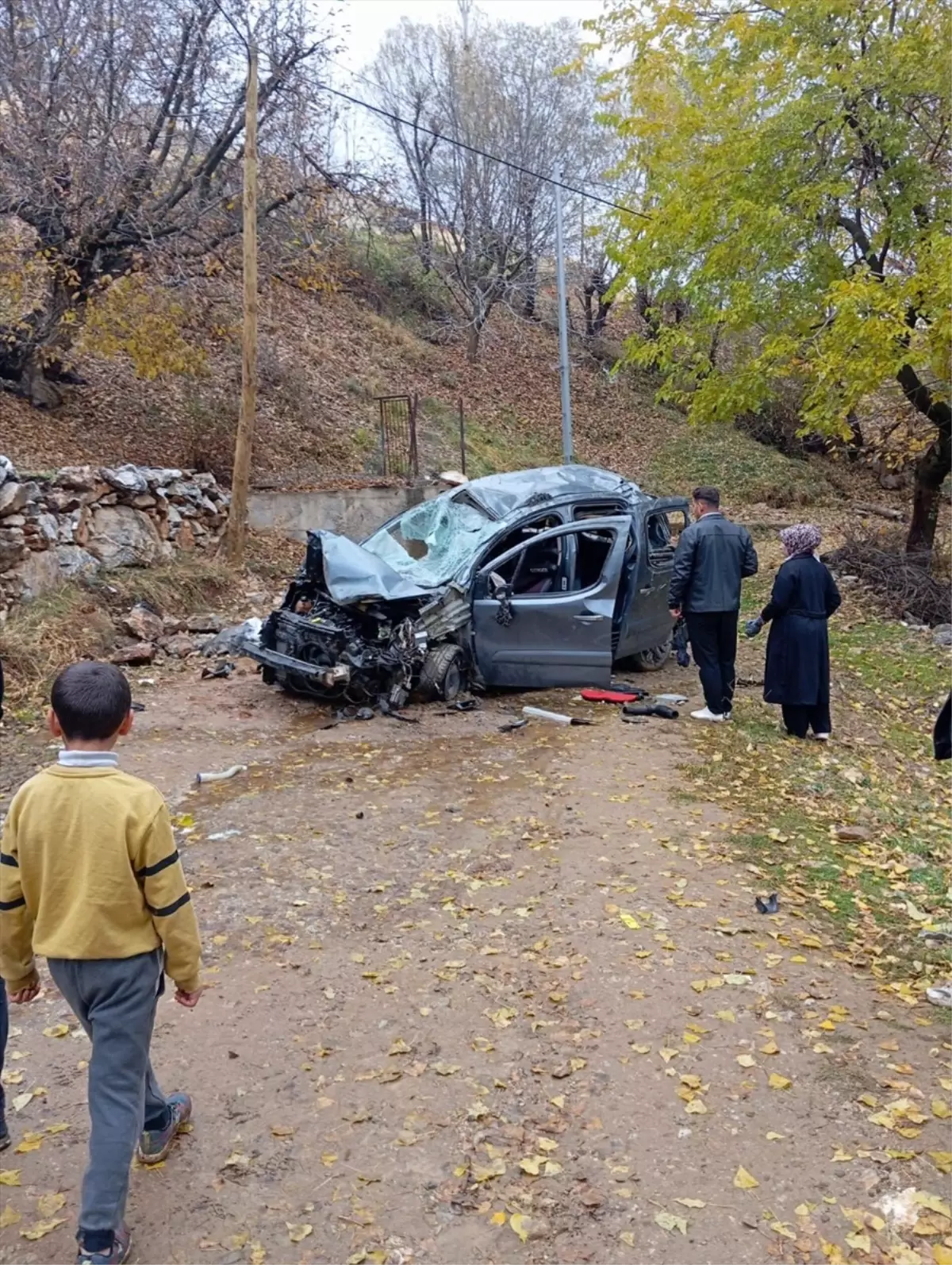 Hizan'da Hafif Ticari Araç Şarampole Devrildi: 5 Yaralı