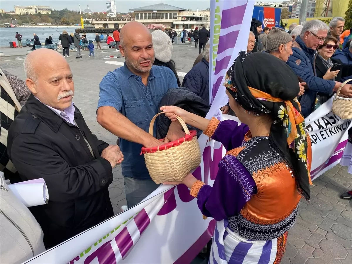 Ordulular Kadıköy'de Yöresel Kıyafetlerle Fındık Dağıttı