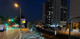 Kartal'da Kontrolden Çıkan Otomobil Marmaray Hattında Asılı Kaldı