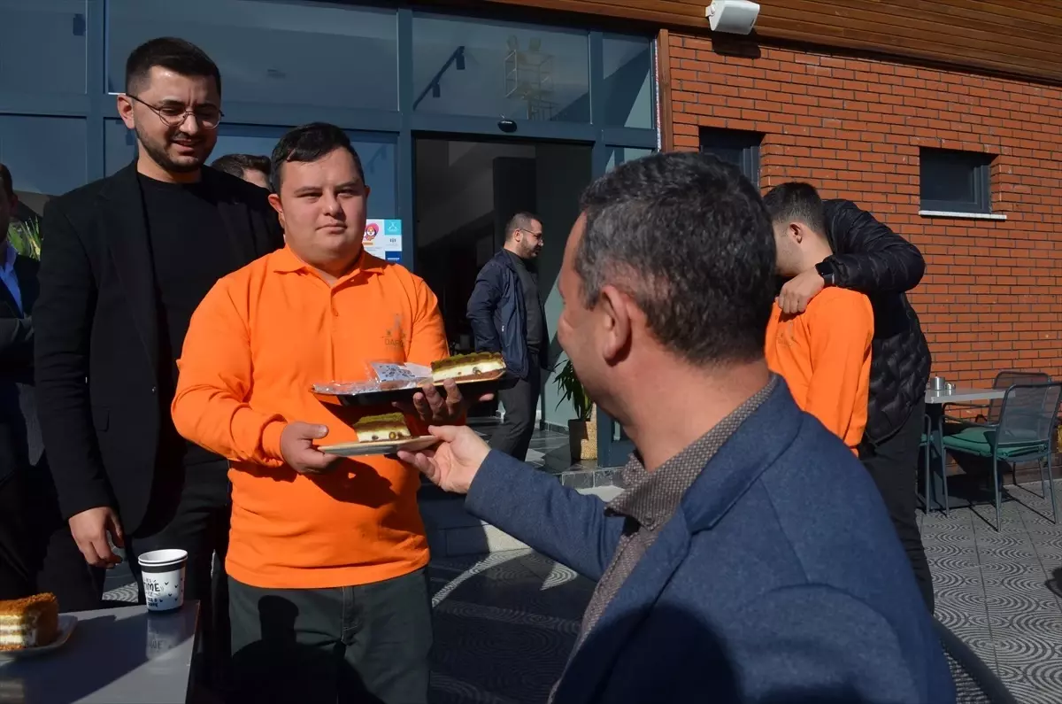 Darıca'da Down Sendromlu Bireylerin İstihdam Edildiği Kafe Açıldı