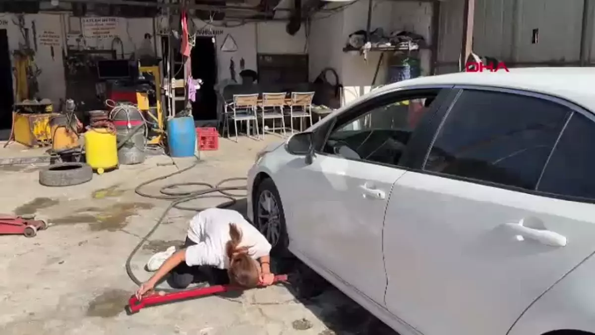 Duygu Tokalaş, Ailesinin Oto Lastik Tamir Dükkanında Çalışıyor