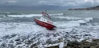 Kötü Hava Koşulları Balıkçı Teknesini Karaya Otturdu