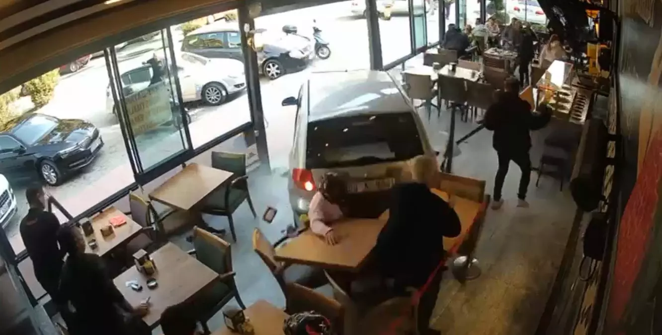 Kuşadası'nda Otomobil Kafeye Girdi: 4 Yaralı