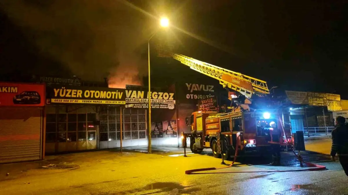 Van'da Oto Sanayi Sitesi'nde Yangın Korkuttu