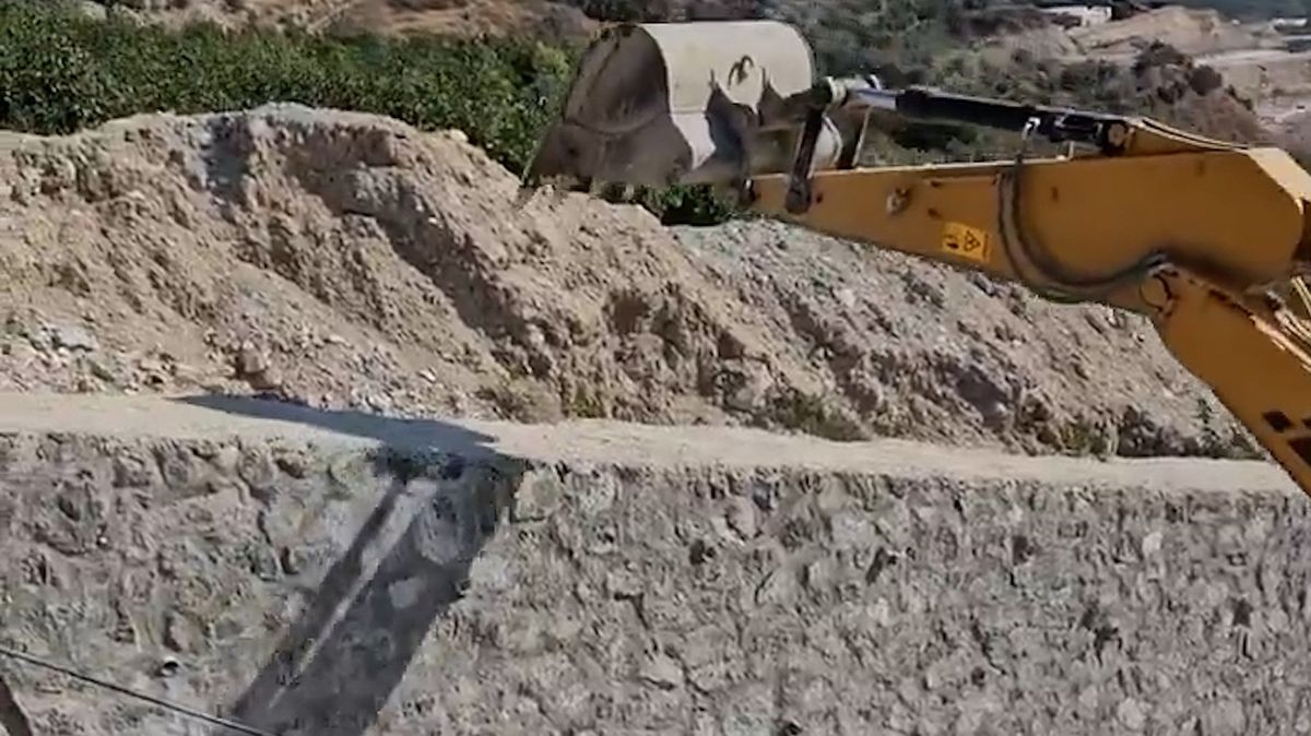 Yaptıkları duvarın parasını alamayınca dozerle yerle bir ettiler