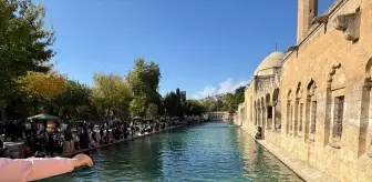 Şanlıurfa'nın Balıklıgöl Yerleşkesi Yerli Turistlerle Dolu