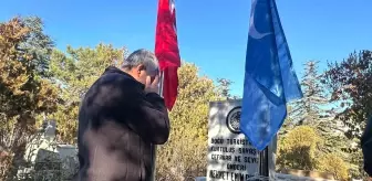 Doğu Türkistan Milli Günü'nde Mehmet Emin Buğra'nın Mezarı Ziyaret Edildi