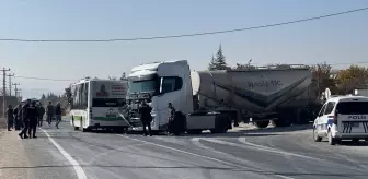 Elazığ'da Otobüs ile Tır Çarpıştı: 6 Yaralı