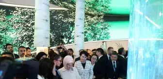 Emine Erdoğan, COP29'da Cumhurbaşkanlığı İletişim Başkanlığının 'Sıfır Atık' pavilyonunu ziyaret etti