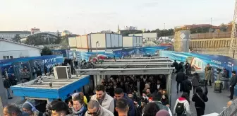 İstanbul'da Metrobüs Duraklarında Yoğunluk