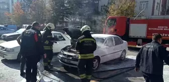 Konya'da Park Halindeki Aracın Motorunda Yangın Çıktı