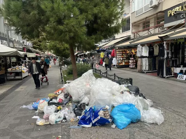 There is a strike in Buca Municipality, the streets have turned into a dump