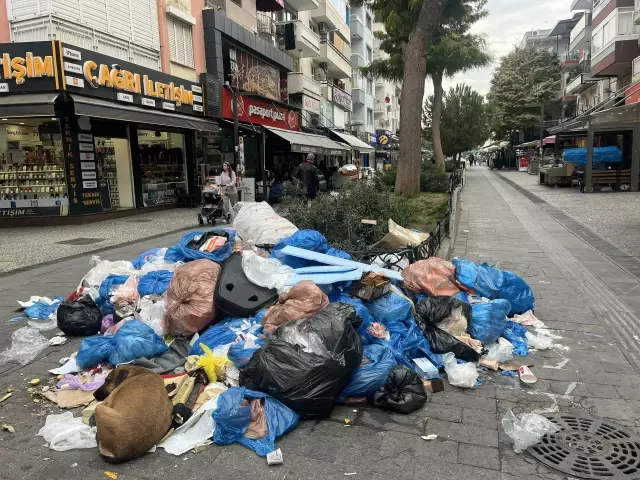 There is a strike in Buca Municipality, the streets have turned into a dump