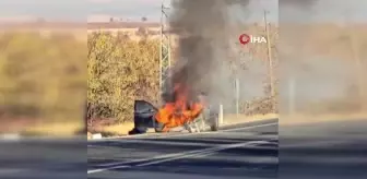 Elazığ'da Seyir Halindeki Otomobil Alev Alev Yandı