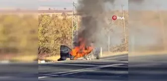 Elazığ'da Seyir Halindeki Otomobil Yangınında Araç Küle Döndü