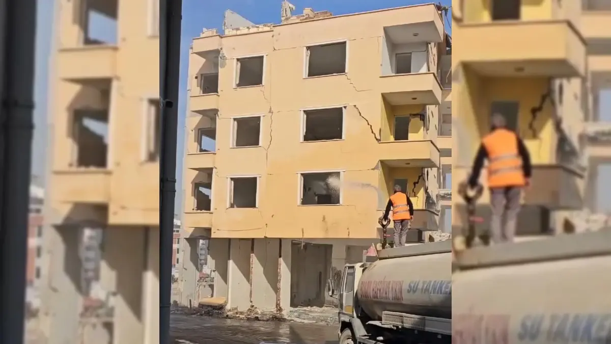 Malatya'da Ağır Hasarlı Bina Yıkıldı