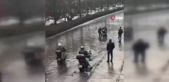 İzmir'de Sağanak Yağış Hayatı Olumsuz Etkiledi