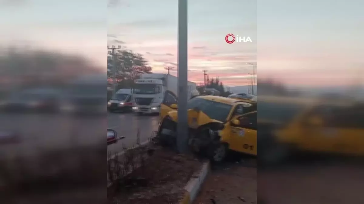 Konya'da Ticari Taksi Direğe Çarptı: 3 Yaralı