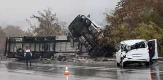 Taşova'da Tır Kazası: Sivil Polis Aracına Çarpan Tır Kaçtı