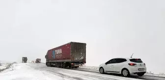 Ardahan'da Kar ve Buzlanma Nedeniyle Araçlar Yolda Kaldı