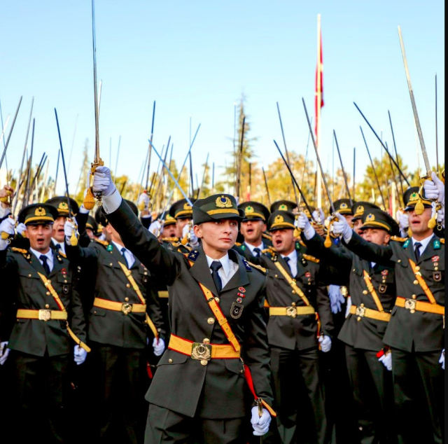 Strong reaction from CHP leader Özel to the expulsion request for the lieutenants