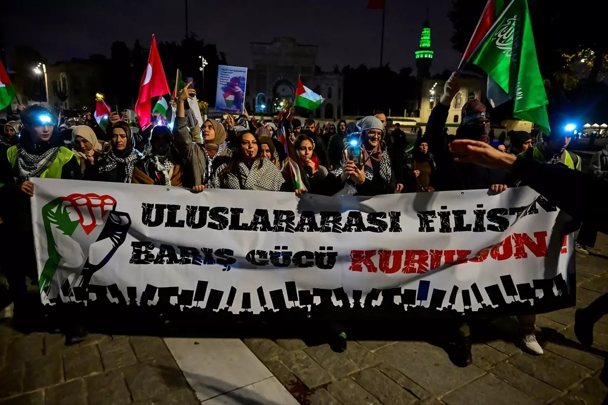 İsrail'in Gazze'deki katliamları İstanbul'da 'sesli eylem'le protesto edildi