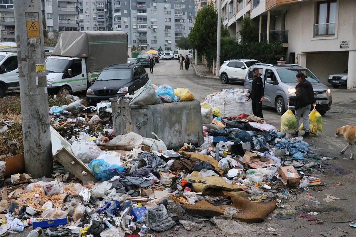 İzmir Buca'da Çöp Yığınları ve Kötü Koku İsyanı