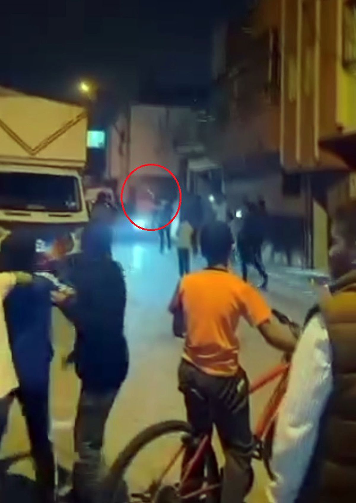 Cezaevinden tahliye olan kişiyi mahallede silahlı kutlama ile karşıladılar