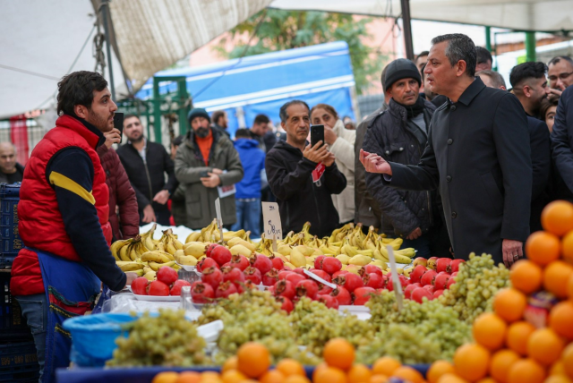 CHP leader Özel wore an apron and sold cabbage